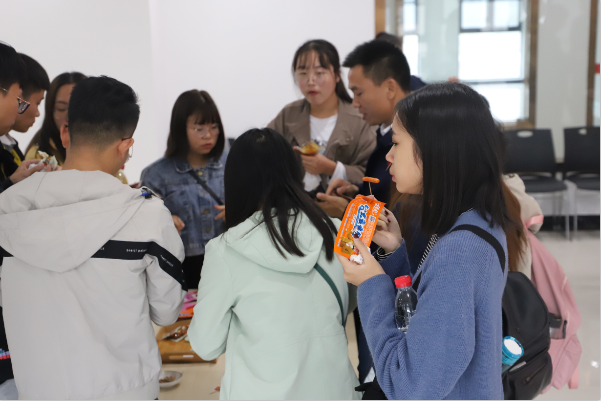 南阳师范学院师生代表走进佳龙公司观匠心工艺