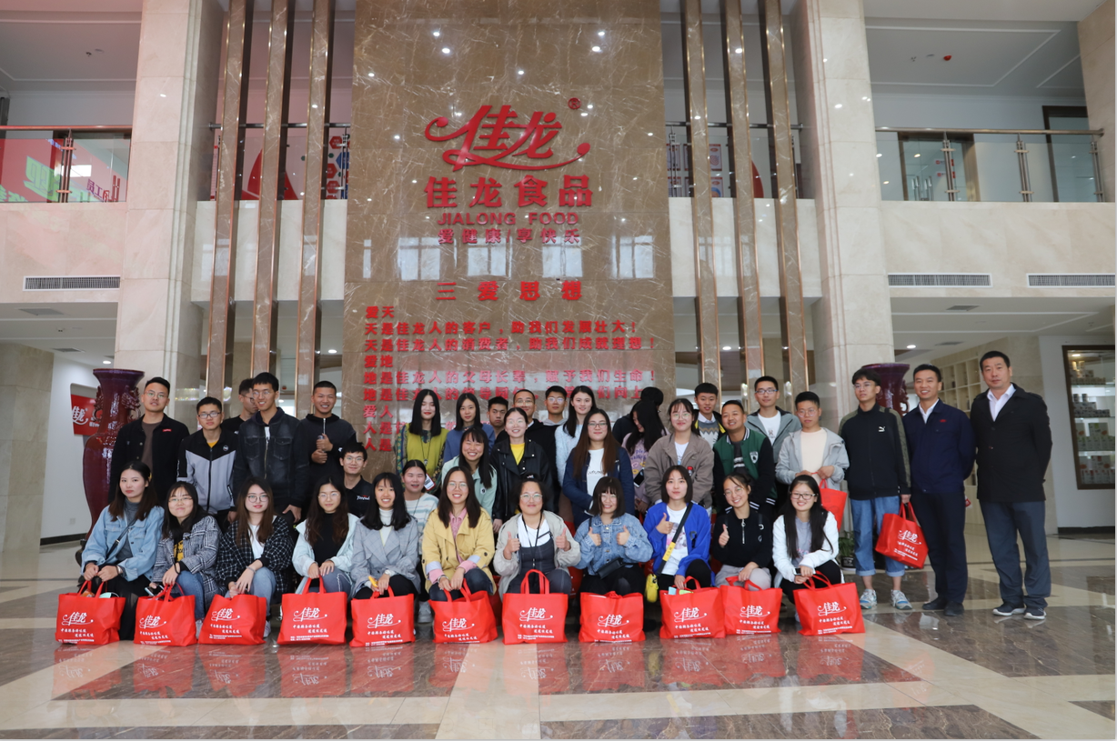 南阳师范学院师生代表走进佳龙公司观匠心工艺