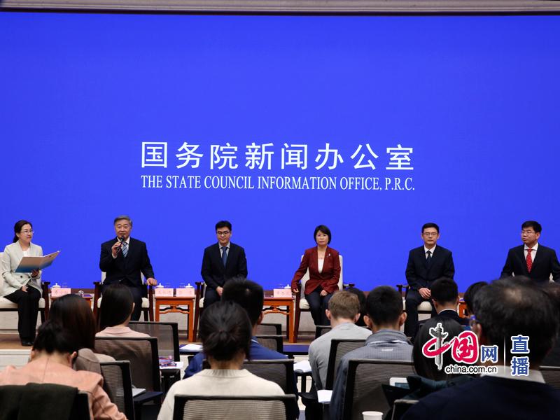 新闻办就“中国高铁科技创新”举行中外记者见