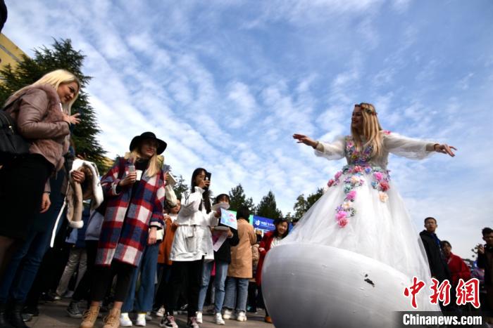 金发女郎秒变“不倒翁”，翩翩起舞。　朱志庚 摄