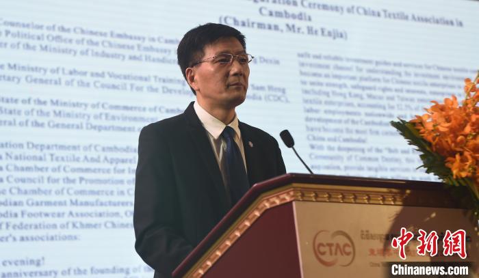 图为柬埔寨中国纺织协会会长何恩佳在致辞。　黄耀辉 摄