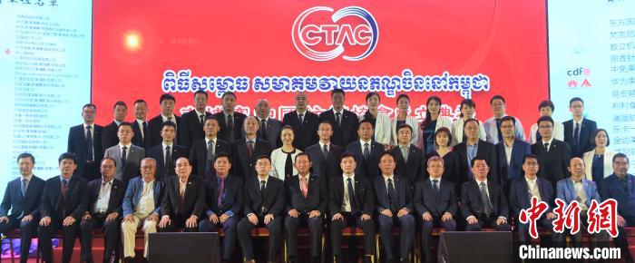 图为现场嘉宾与柬埔寨中国纺织协会”和首届理事会暨第二届柬埔寨中国商会纺织企业协会理事会成员。　黄耀辉 摄
