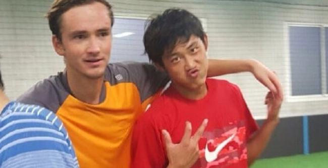 梅德维德夫与张之臻，几年前曾是在法国一家网校的队友。