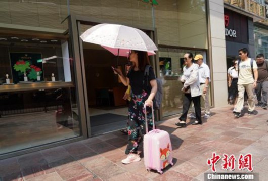 资料图：10月2日下午，香港尖沙咀广东道不见往年人头攒动的景象。中新社记者 张炜 摄