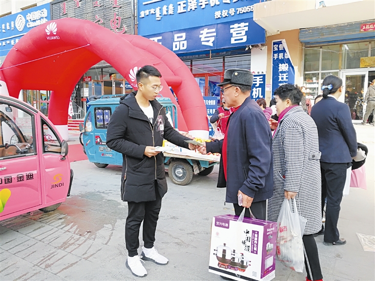 霍市开展社保卡政策宣传活动