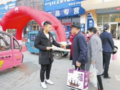 霍市开展社保卡政策宣传活动