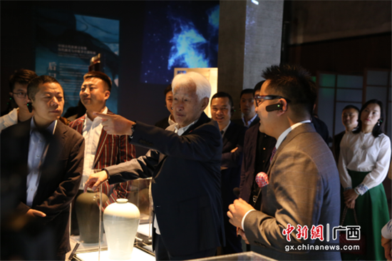 季克良等嘉宾参观展览