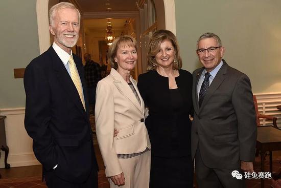 Arianna Huffington(右二)与Michael Huffington(左一)