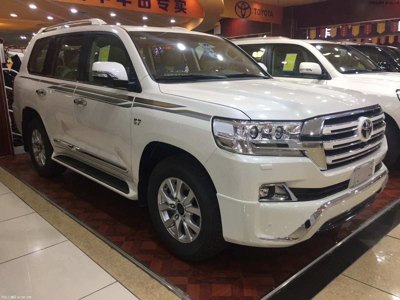 2019款中东版丰田酷路泽5700 最新报价