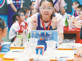 中学生同诺奖得主同桌交流背后:上海为“少年