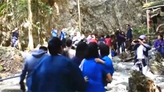 泰国少年足球队员被困山洞重新开放，一次允许