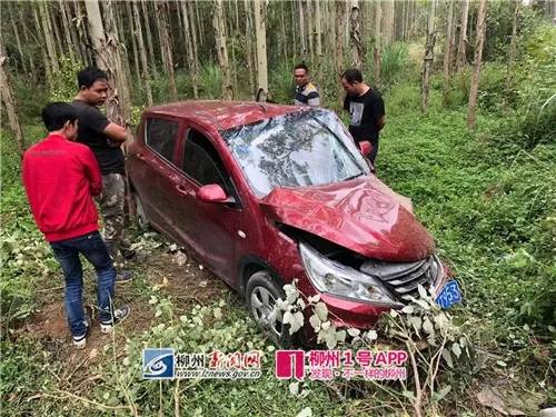柳州一越野车把宝骏撞进草丛 男司机涉嫌酒驾(图)