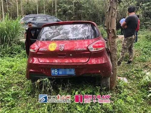 柳州一越野车把宝骏撞进草丛 男司机涉嫌酒驾(图)