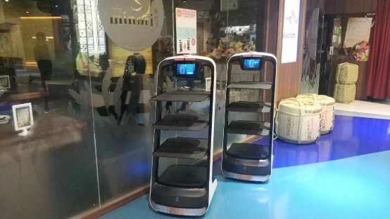 送餐机器人入驻海外日料店，科技碰撞传统催生