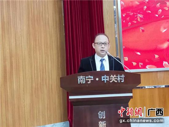 图为广西人工智能协会会长黎泽惠致辞