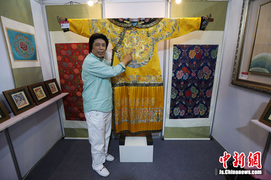 中国工艺美术大师金文向观众介绍他利用云锦工艺一比一复制的清代龙袍。 泱波 摄