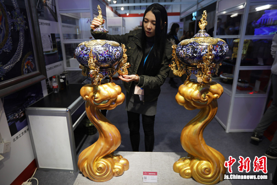 北京工艺美术大师席闻展示她的作品《凤翥龙骧景泰蓝对熏》。 泱波 摄