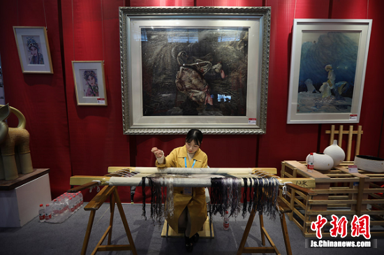 来自湖南工艺美院的老师展示湘绣技艺。泱波 摄