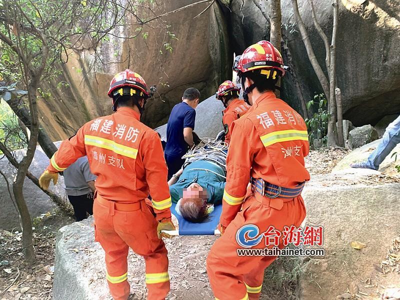 从四川来漳州旅游,老人爬山摔昏迷消防奋力抬下山