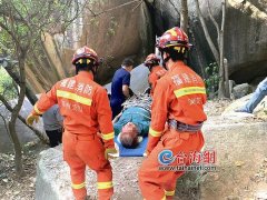 从四川来漳州旅游，老人爬山摔昏迷消防奋力抬下山