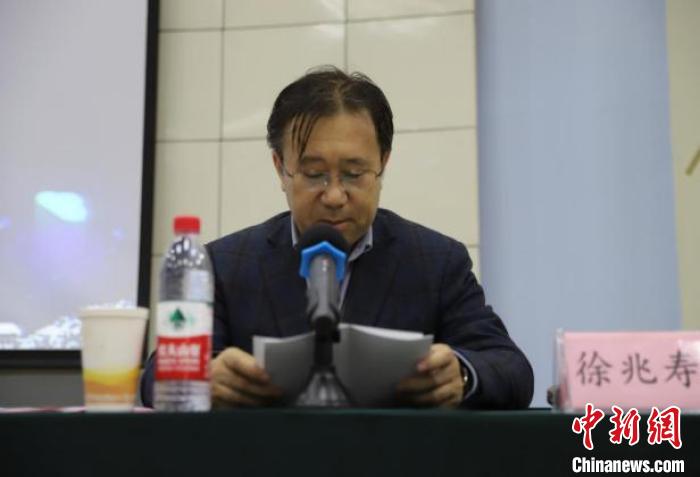 西北师范大学传媒学院(新闻学院)院长徐兆寿发言。　马海燕 摄