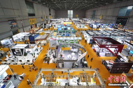 11月5日，第二届中国国际进口博览会在上海国家会展中心开幕，各展馆迎来八方宾客。/p中新社记者 张亨伟 摄