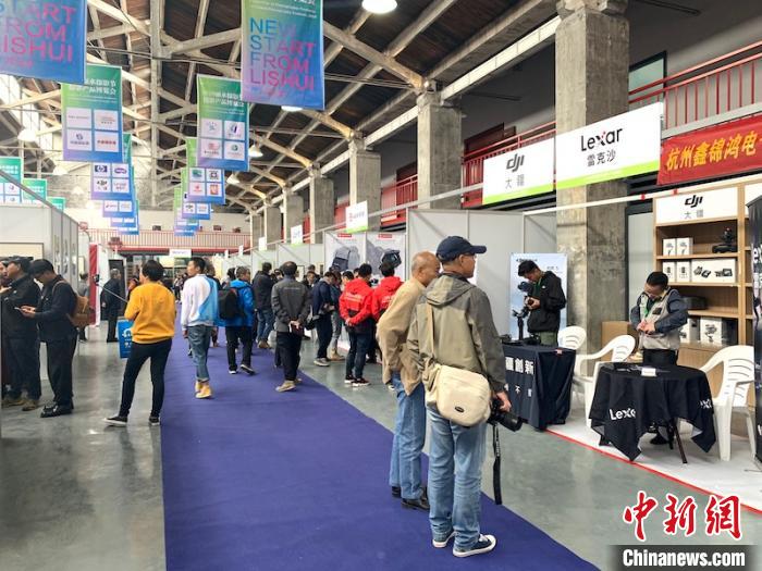 展会吸引了众多摄影爱好者“淘宝” 奚金燕 摄