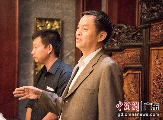 广东省新闻办副主任邓鸿向柬埔寨媒体团介绍广东的情况 苏嘉轩摄 广东省新闻办副主任邓鸿向柬埔寨媒体团介绍广东的情况 苏嘉轩摄