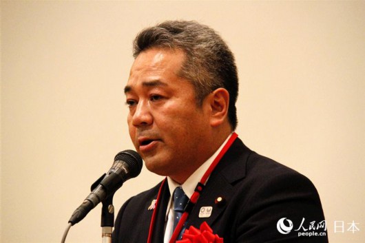 日本文部科学省政务官青山周平在“樱花科技计划实施5周年纪念大会”上致辞。（李沐航 摄）