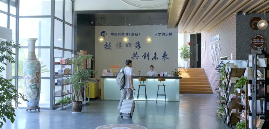 一个西部县域有多强？“隐藏”25名院士、8万名科技人才，竟能从上海、深圳“挖墙角”！(5)