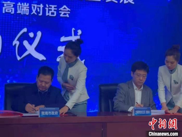 图为陇南市委常委、常务副市长漆文忠(左)与拼多多扶贫助农委员会负责人(右)签署合作协议。　钟欣 摄