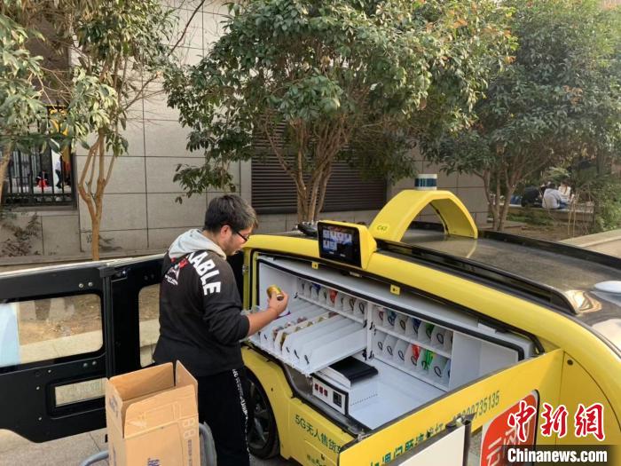 5G无人售货车亮相武汉闹市 “招手即停”科技感十足