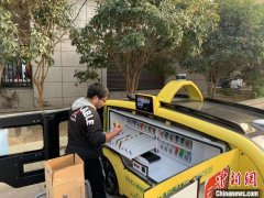 5G无人售货车亮相武汉闹市 “招手即停”科技感十足