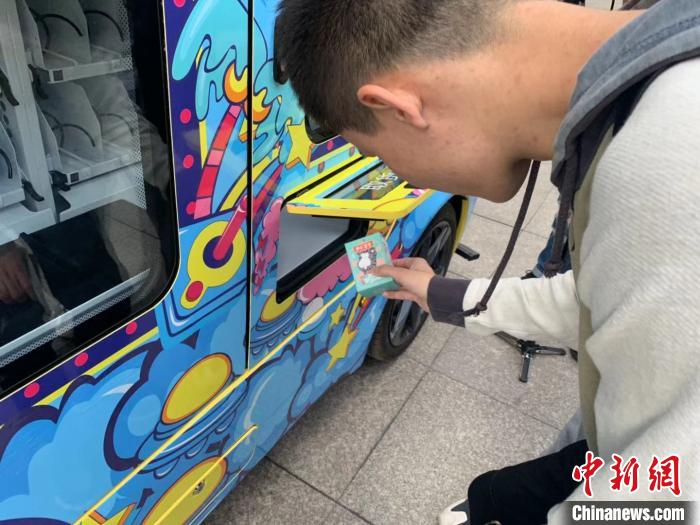 5G无人售货车亮相武汉闹市 “招手即停”科技感十足