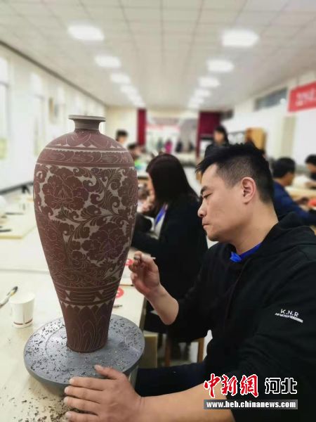 图为绘画比赛现场。 吕新生 摄