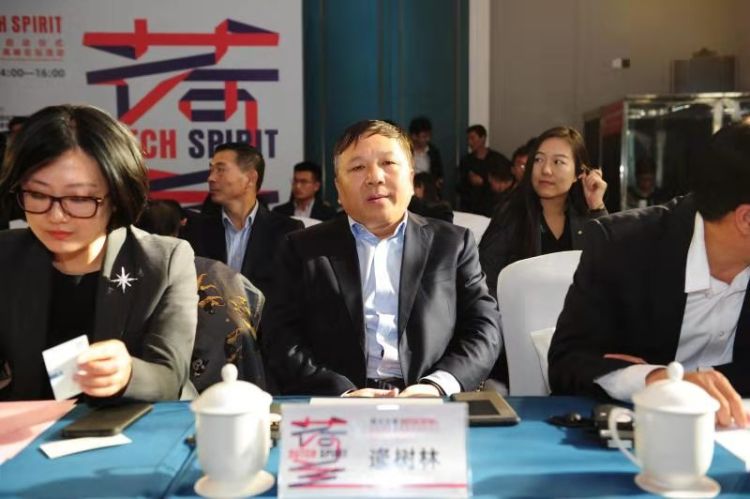 中荷艺术家共同探讨时尚产业 签约中心举行论坛