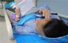 即将手术的聋哑女孩紧张起来 齐鲁医护暖心交流