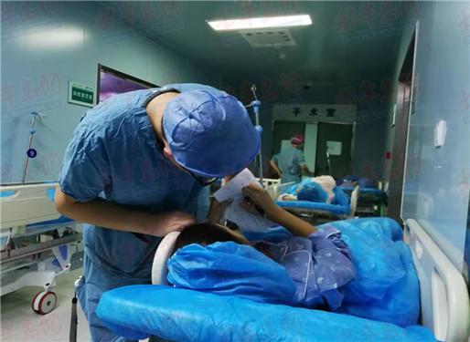 即将手术的聋哑女孩紧张起来 齐鲁医护暖心交流