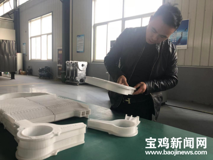 宝鸡这个公司的生产车间里只剩一个工人了