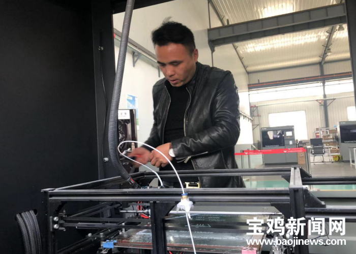 宝鸡这个公司的生产车间里只剩一个工人了