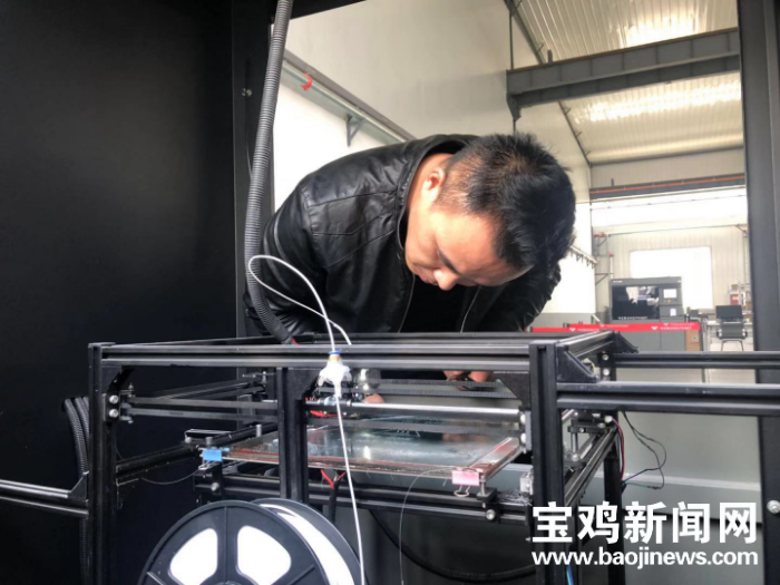 宝鸡这个公司的生产车间里只剩一个工人了