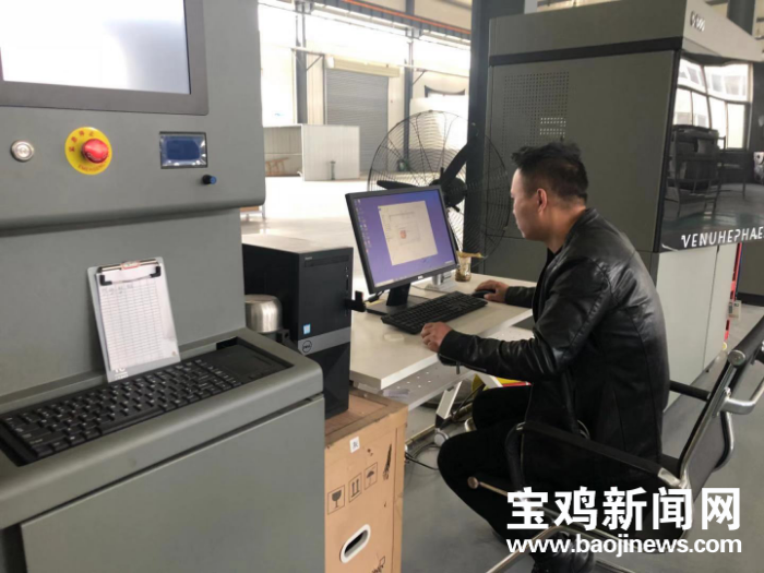 宝鸡这个公司的生产车间里只剩一个工人了