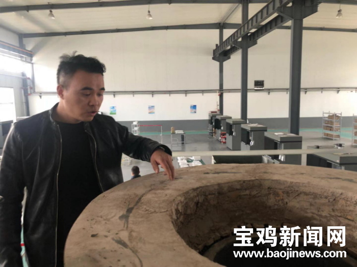 宝鸡这个公司的生产车间里只剩一个工人了