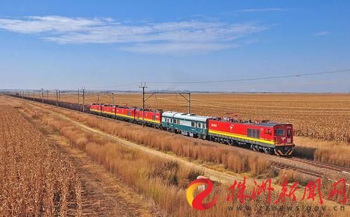 中车株机公司首次出口(也是中国首次)南非的电力机车运行在南非线路上。 受访者供图
