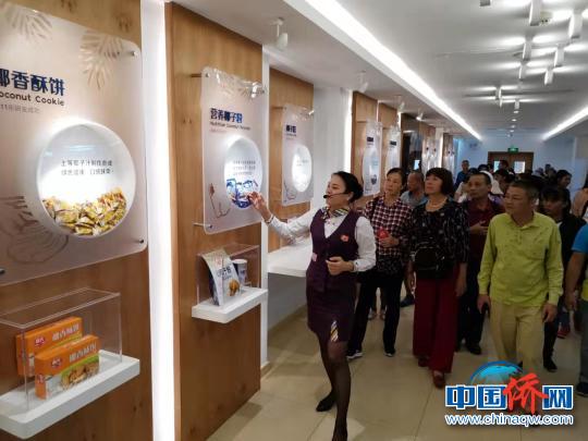 游客走进以椰子文化为主题的观光工厂“春光椰子王国”。　林梦颖 摄
