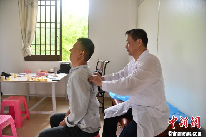 图为中医名家白鸿刚为患者推拿。　洪坚鹏 摄