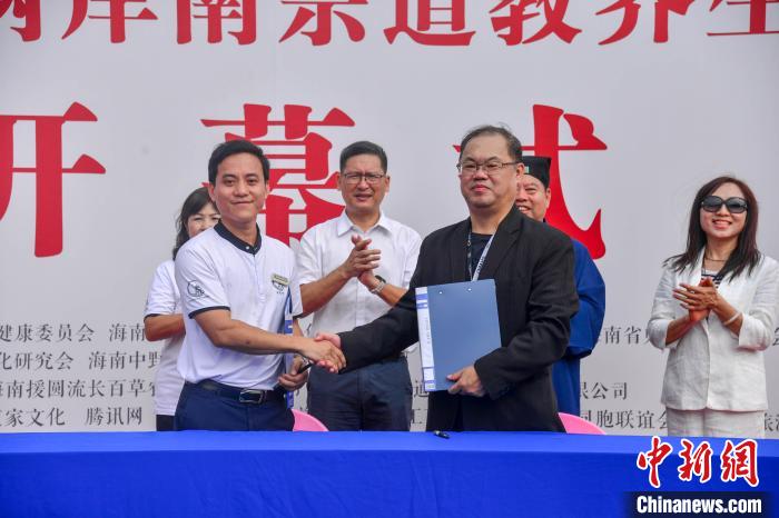 图为琼台企业、协会达成牛樟芝产业发展战略合作框架协议。　洪坚鹏 摄