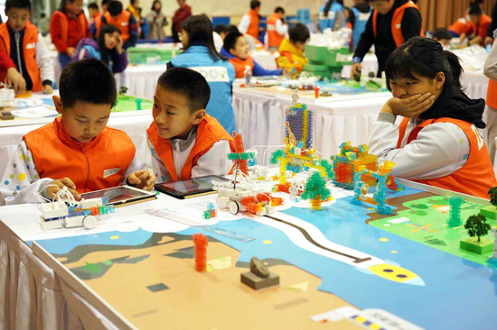 小选手们很快进入比赛状态，沉着冷静、不慌不忙