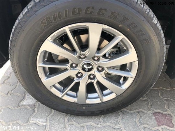 19款三菱帕杰罗劲畅 运动流线感越野