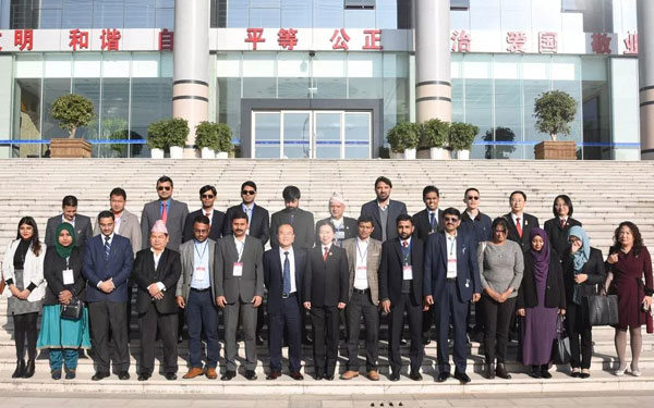 6国20多位法律专家到昆明西山法院参观交流